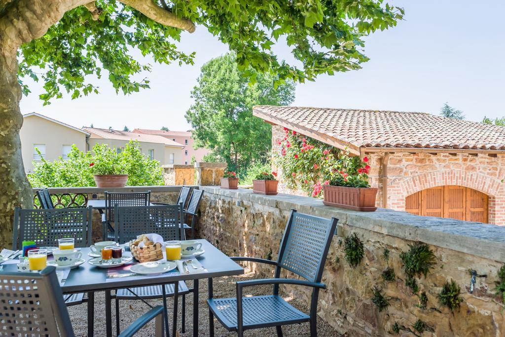 Contact Hotels Le Savigny & Spa Blacé Екстериор снимка