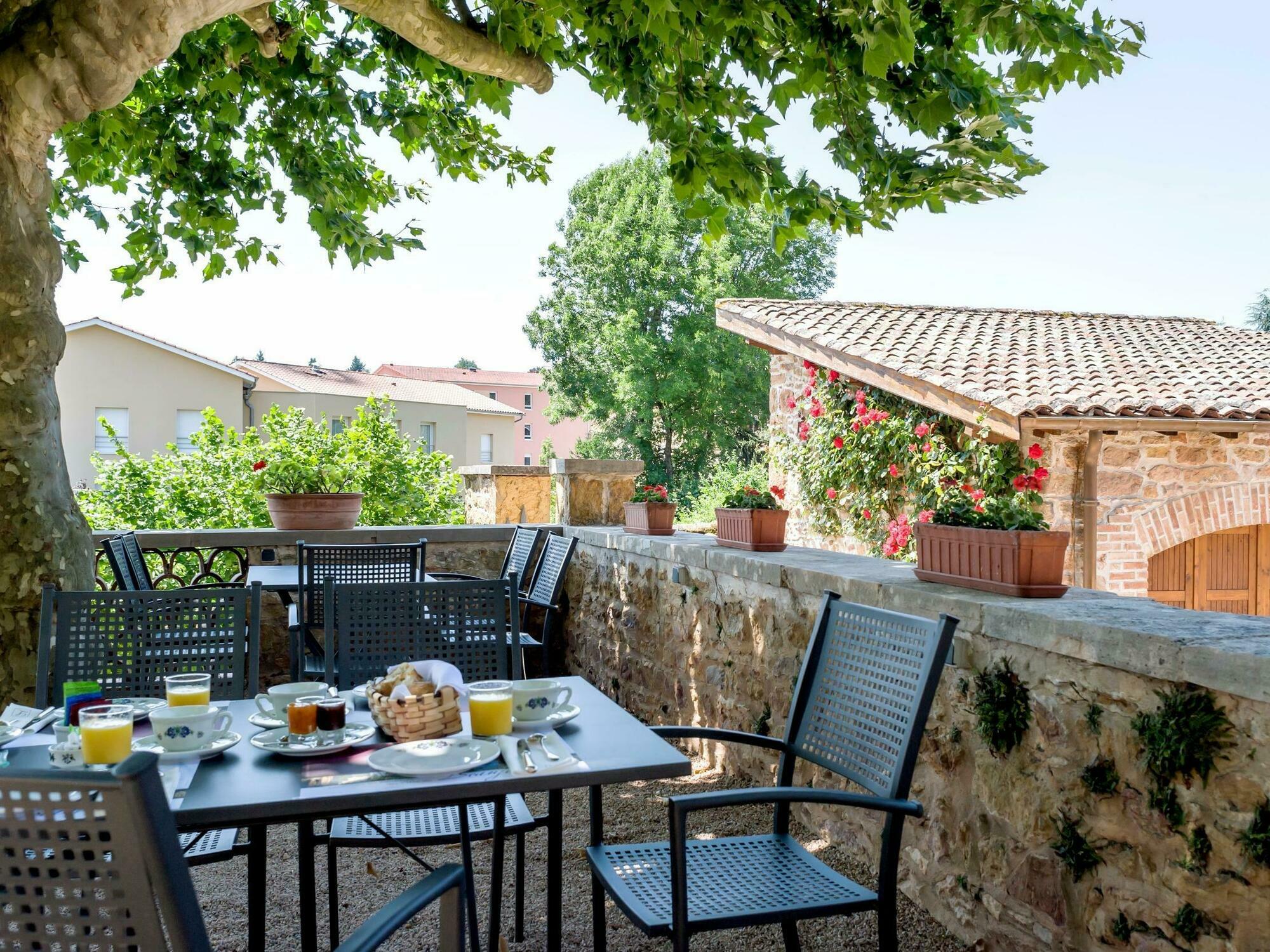 Contact Hotels Le Savigny & Spa Blacé Екстериор снимка